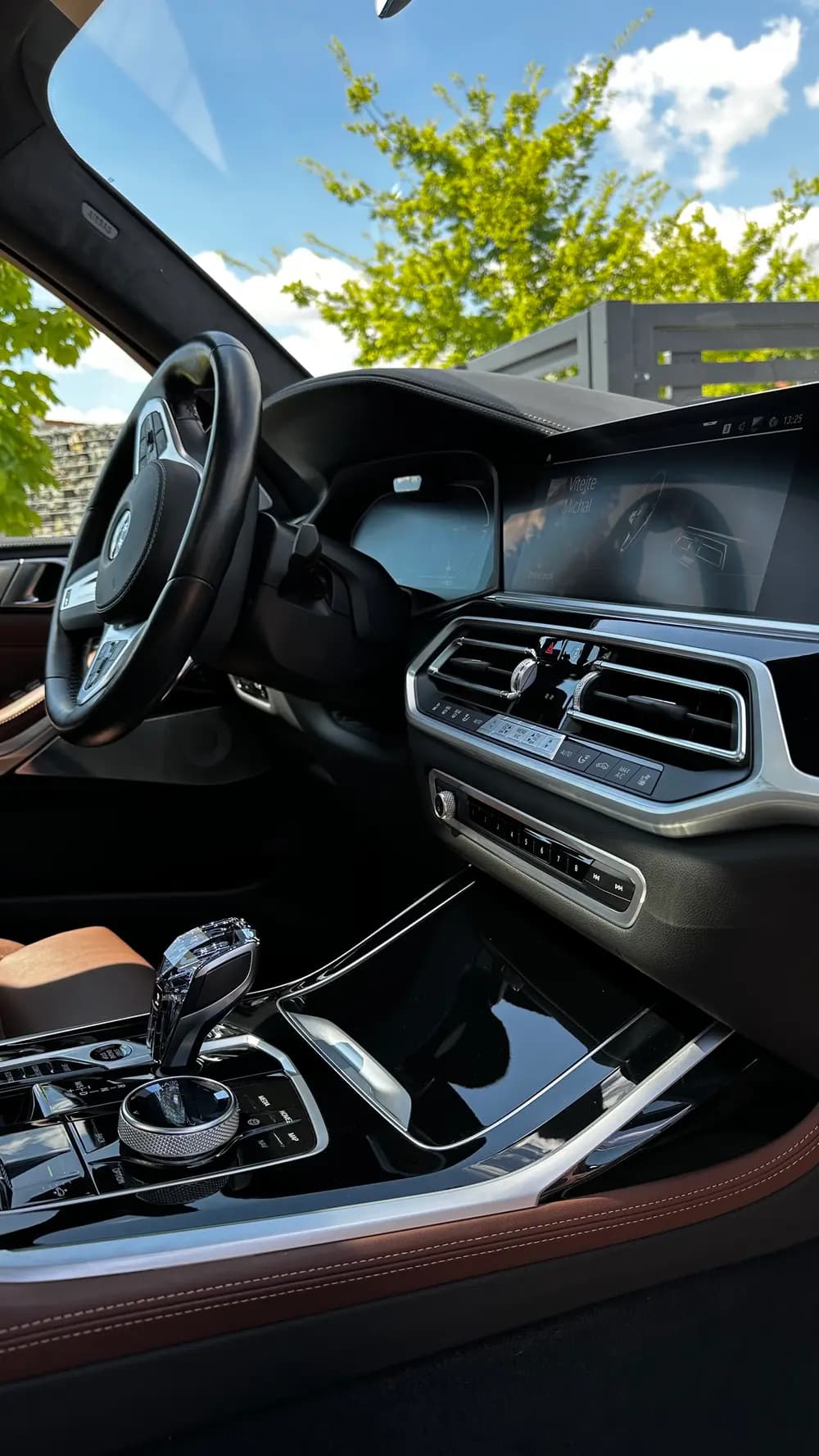 Interiér rodinného BMW s hnědou kůží a palubní deskou po vyčištění interiéru