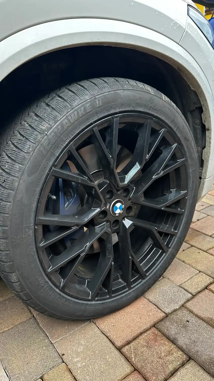 Kolo BMW M se zaschlými vodními skvrnami na pneumatice