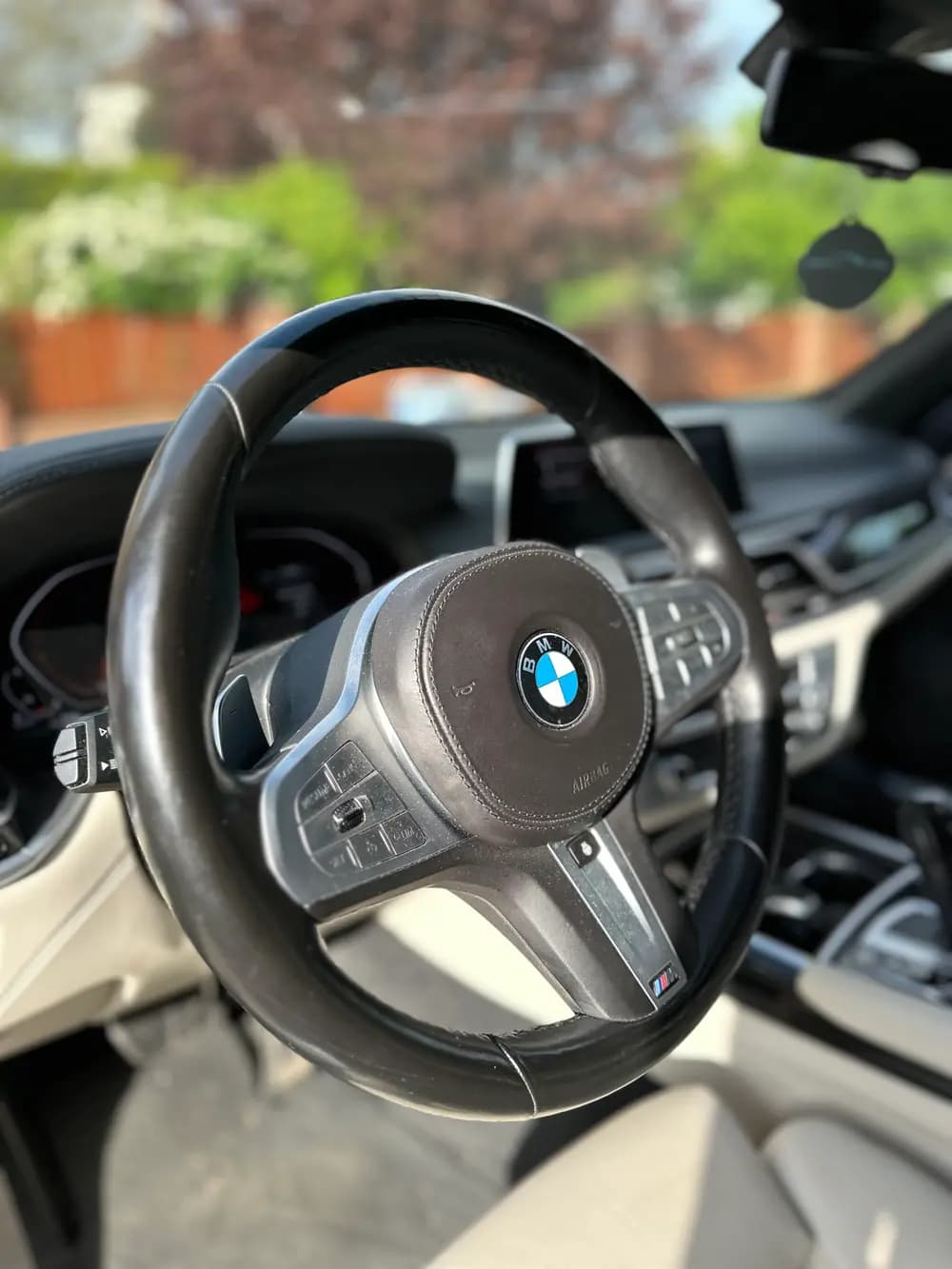 Volant BMW s paketem M a přístrojová deska po detailingu interiéru