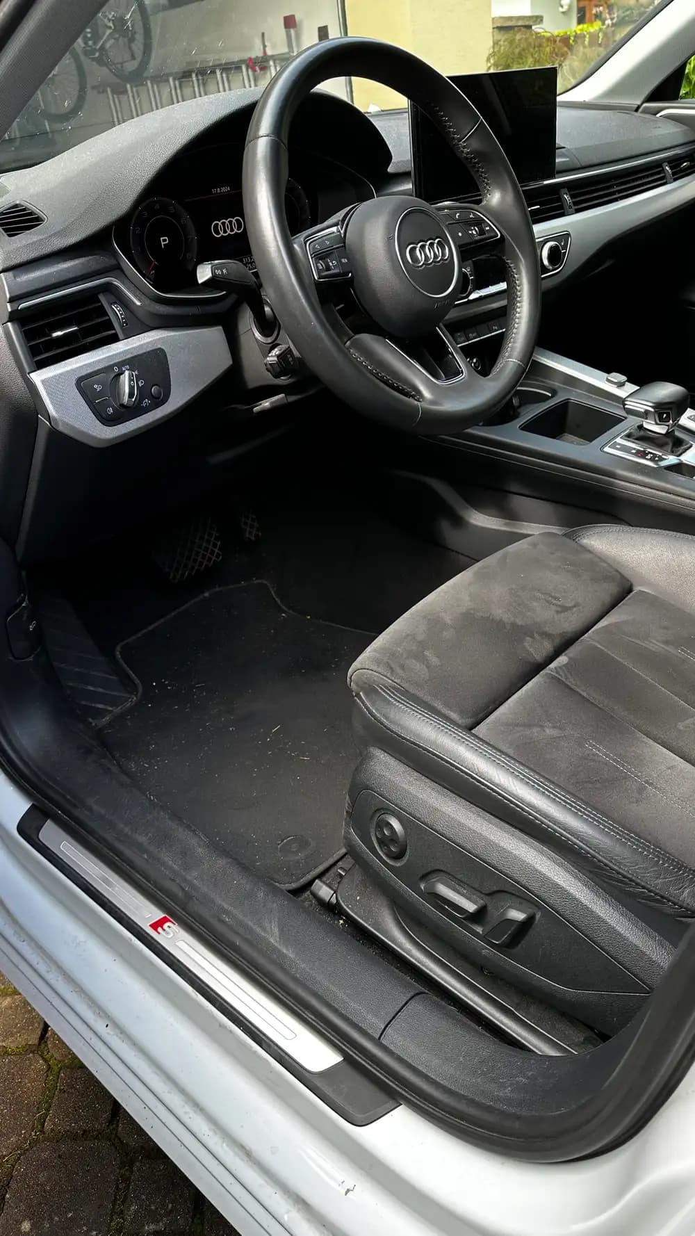 Interiér Audi s koženým sedadlem a prahem S linie po vysátí