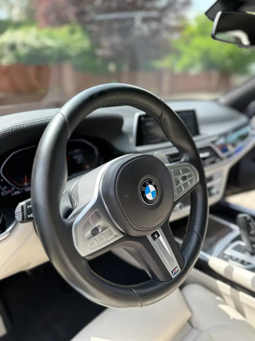 Volant a béžová kůže interiéru BMW po kompletním vyčištění
