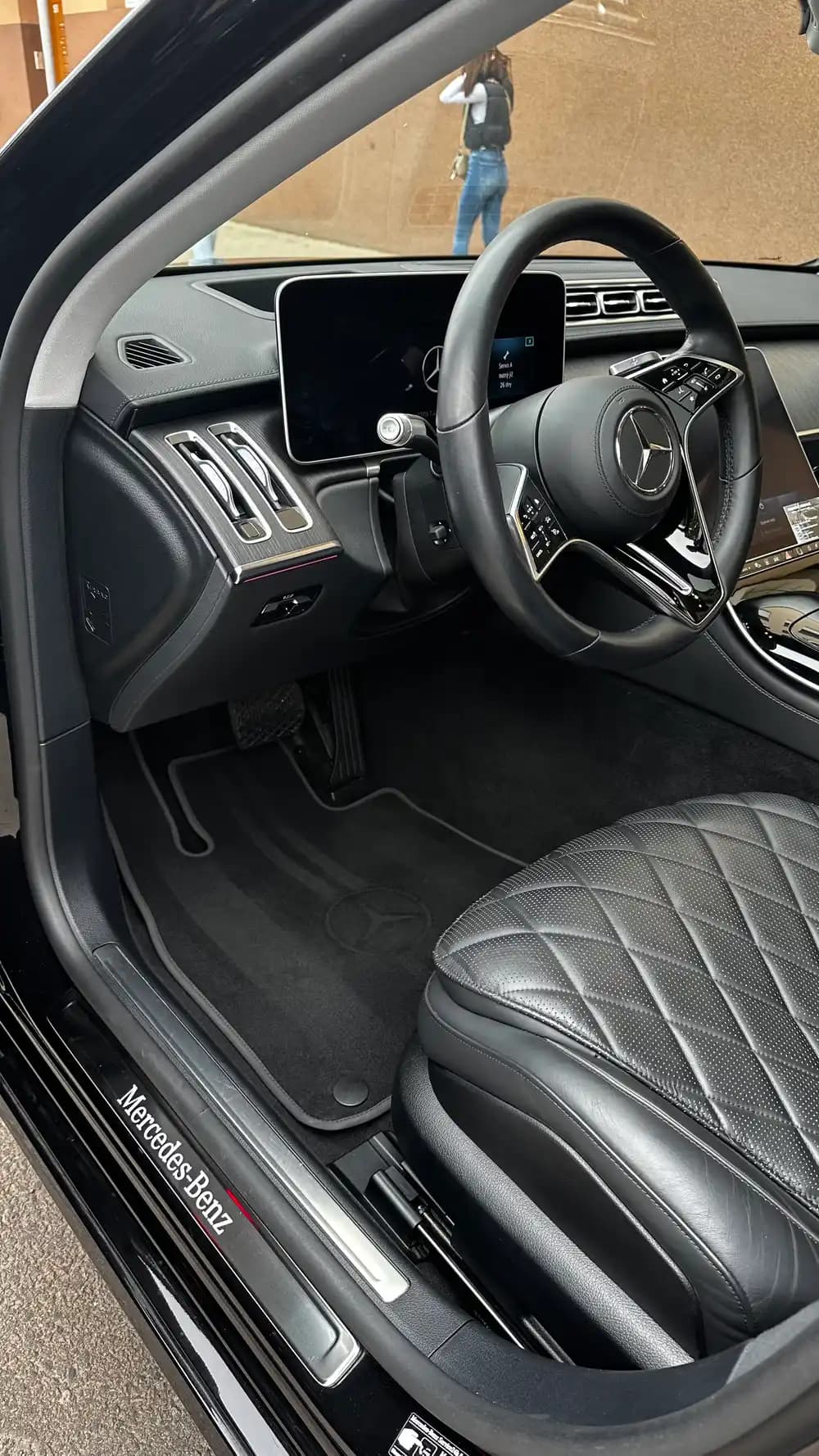 Otevřené dveře Mercedesu S-Class s prošívanou koženou sedačkou