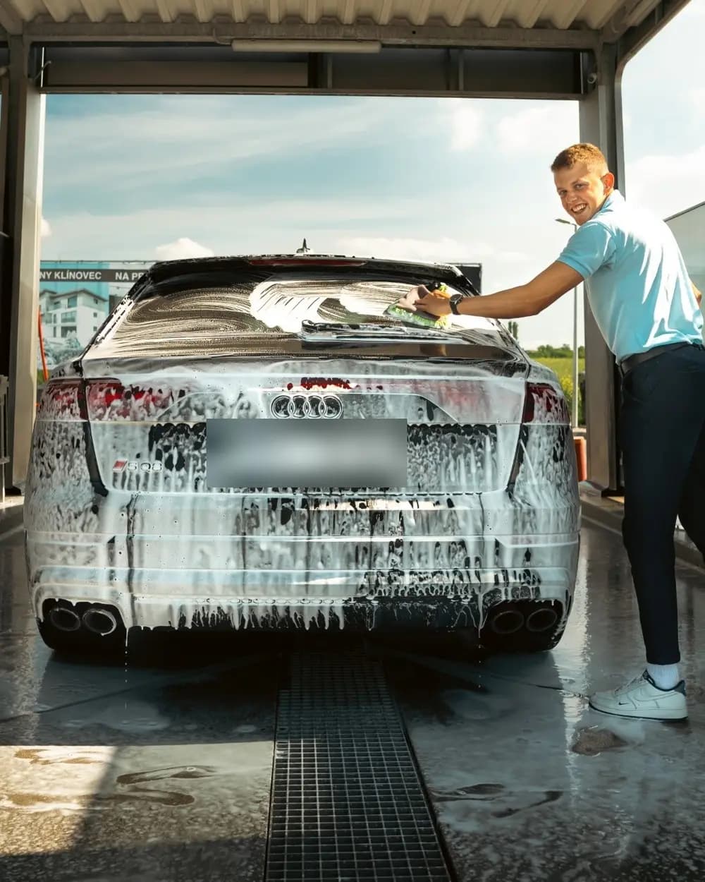 Zakladatel FranekShine s úsměvem ručně myje Audi pokryté aktivní pěnou